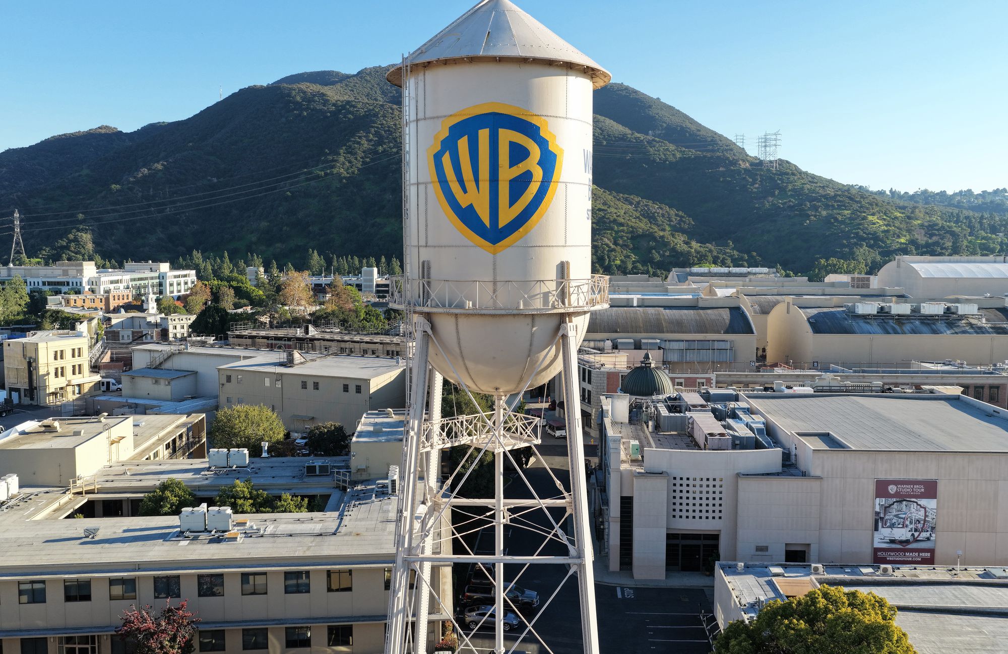 <p>Paramount, dirigida por David Ellison, cuya familia está estrechamente aliada con Trump, dijo que había presentado seis propuestas a Warner durante un período de 12 semanas antes de la última oferta.</p>