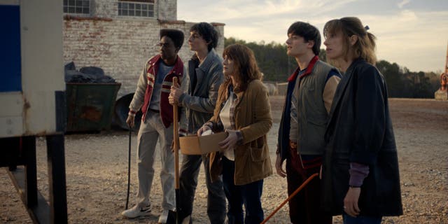 <p>(De izquierda a derecha) Caleb McLaughlin, Finn Wolfhard, Winona Ryder, Noah Schnapp y Maya Hawke en la quinta temporada, volumen uno, de ‘Stranger Things’</p>