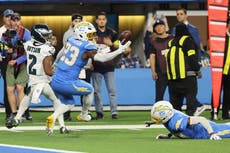 Con cinco goles de campo de Dicker y cuatro intercepciones a Hurts, Chargers ganan 22-19 a Eagles