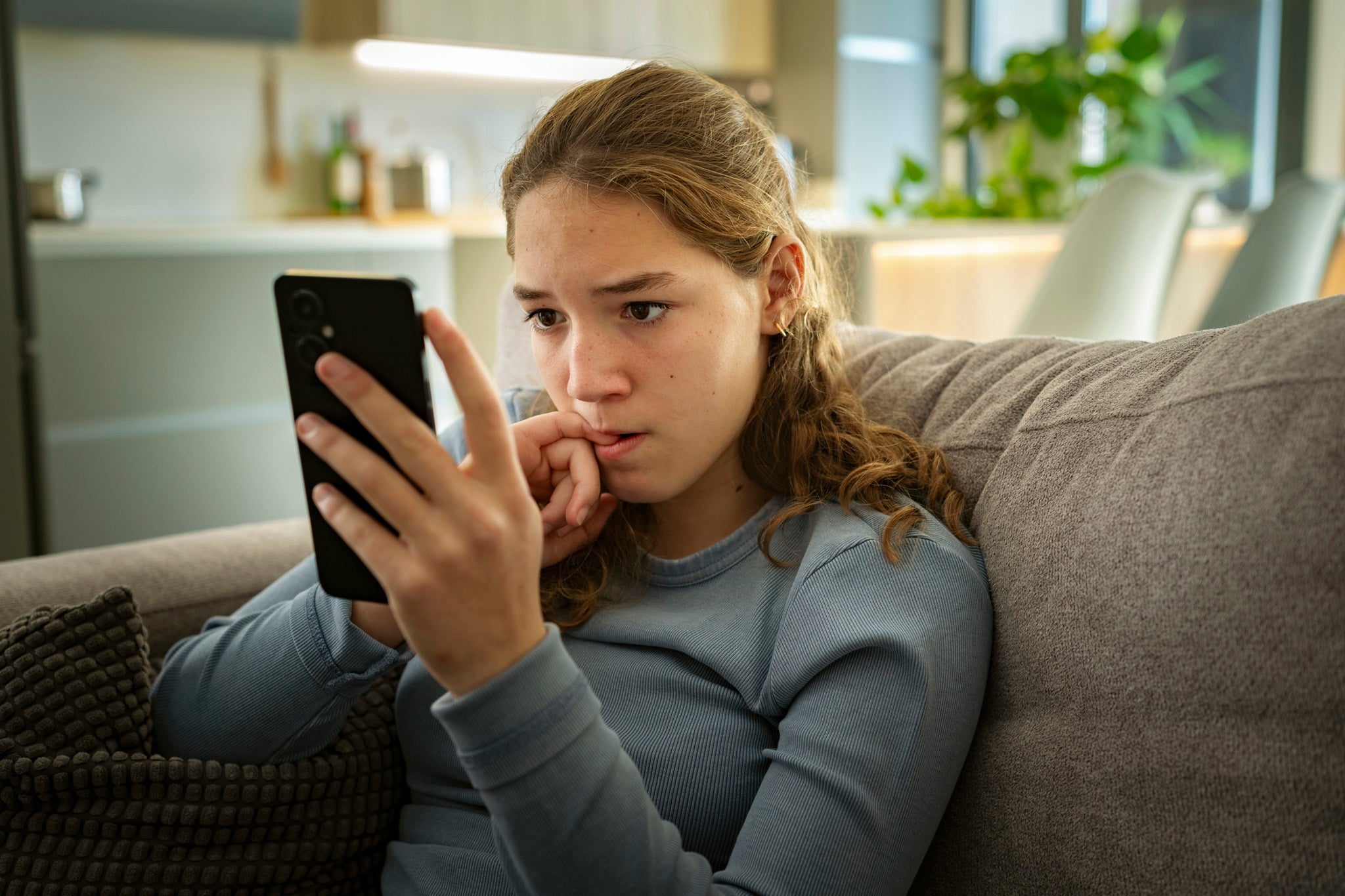 El psicólogo clínico Charlie Heriot-Maitland plantea que hemos desarrollado estos “pequeños daños” como una forma de protegernos emocionalmente
