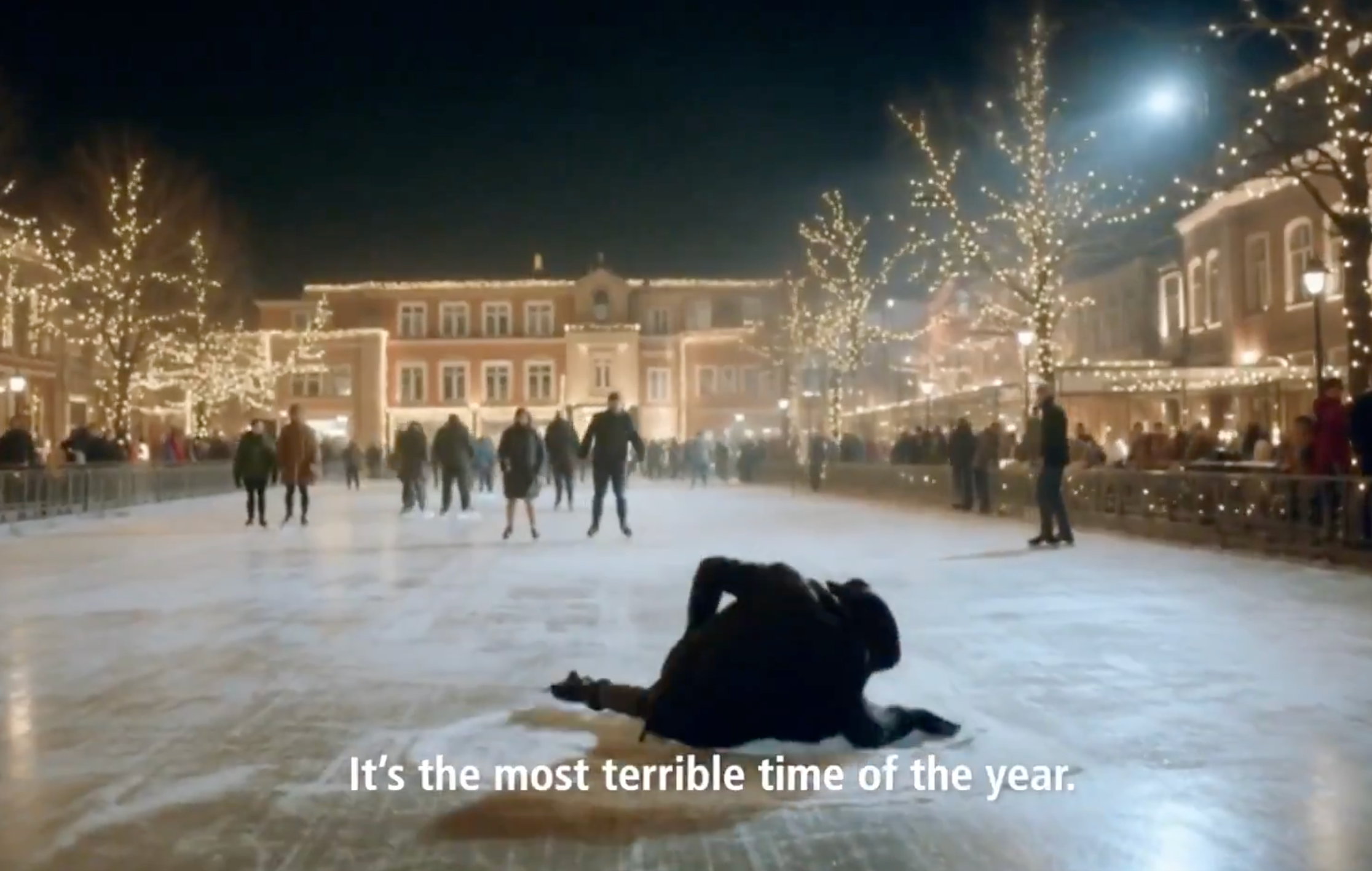 En ocasiones, la naturaleza generada por computadora del anuncio es más evidente, con partes del cuerpo y otros aspectos que se retuercen de forma poco natural