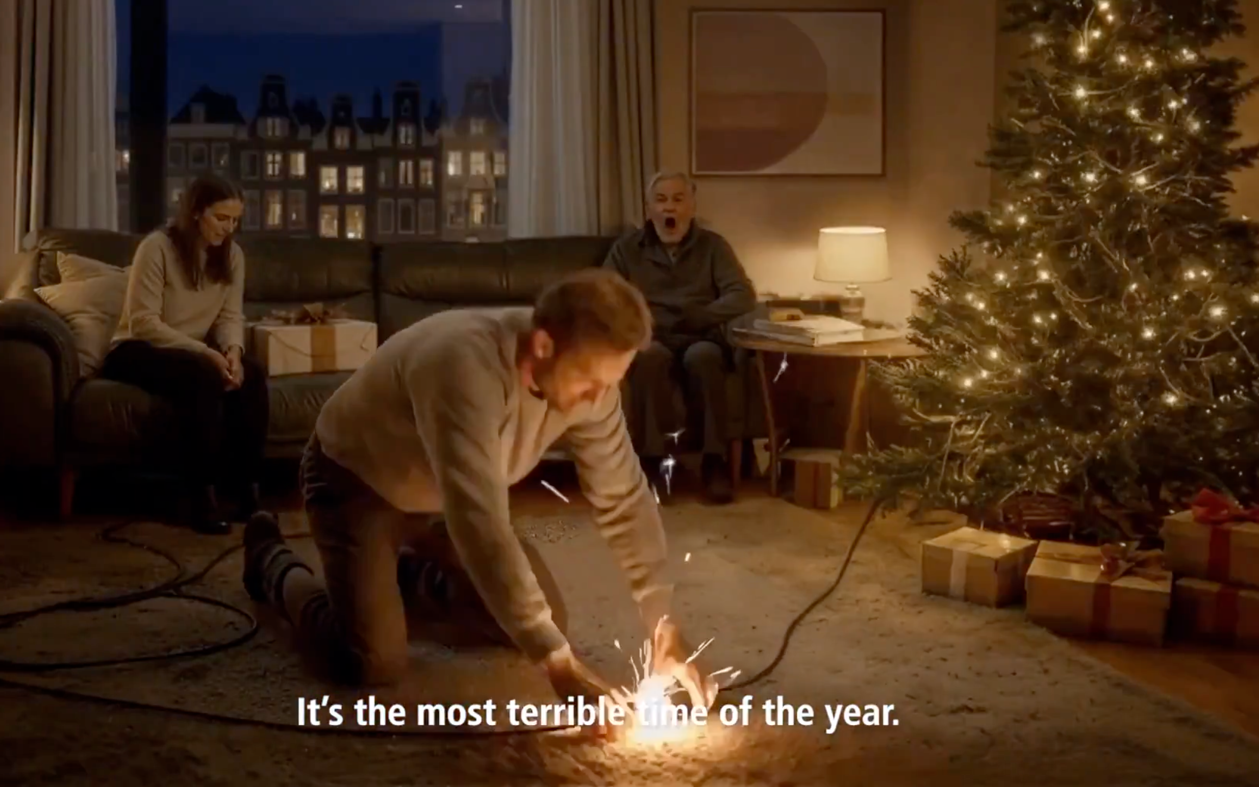 “Ni siquiera teniendo en cuenta la bazofia IA, el mensaje del anuncio es literalmente 'que se j**a la Navidad, que se j**a tu familia, mejor come McDonald's'. Quedé en shock”, escribió otro usuario de las redes sociales