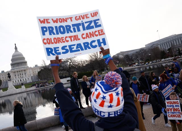 <p>El grupo defensor Fight Colorectal Cancer marcha hacia el Capitolio de EE.UU. en marzo de 2024, en Washington D. C. Según los médicos, los populares fármacos para bajar de peso tienen poco o ningún efecto en el desarrollo del cáncer colorrectal o de otras doce variantes vinculadas a la obesidad</p>
