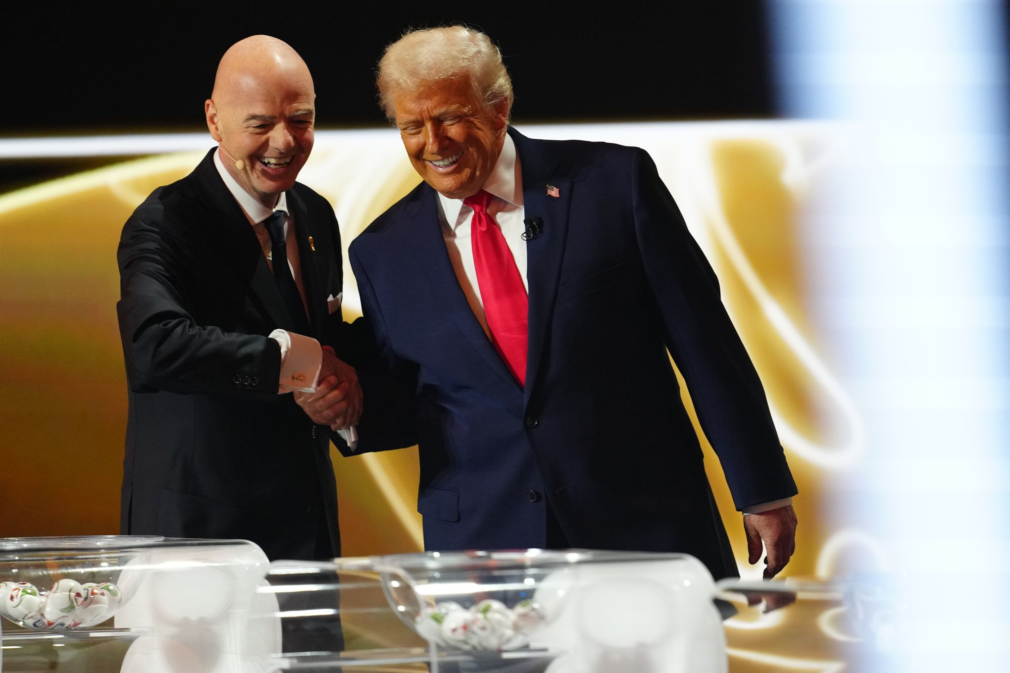 El presidente Donald Trump es recibido por el presidente de la FIFA, Gianni Infantino, durante el sorteo del Mundial 2026 en el Kennedy Center, en Washington. Trump dijo que Estados Unidos “no puede esperar para dar la bienvenida a aficionados del fútbol de todo el mundo”, pero posteriormente prohibió visas a ciudadanos de 75 países