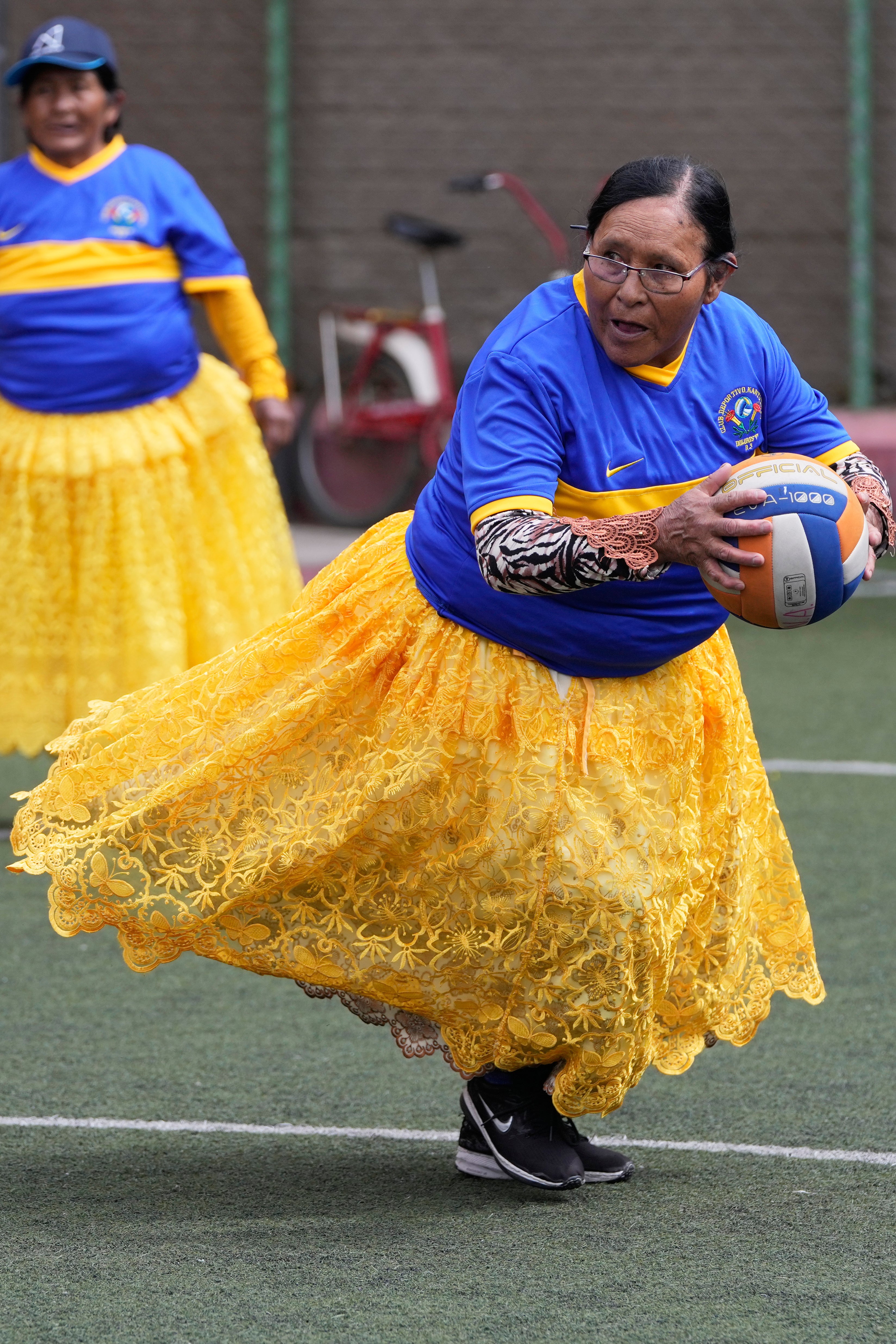 BOLIVIA-ABUELAS BALONMANO