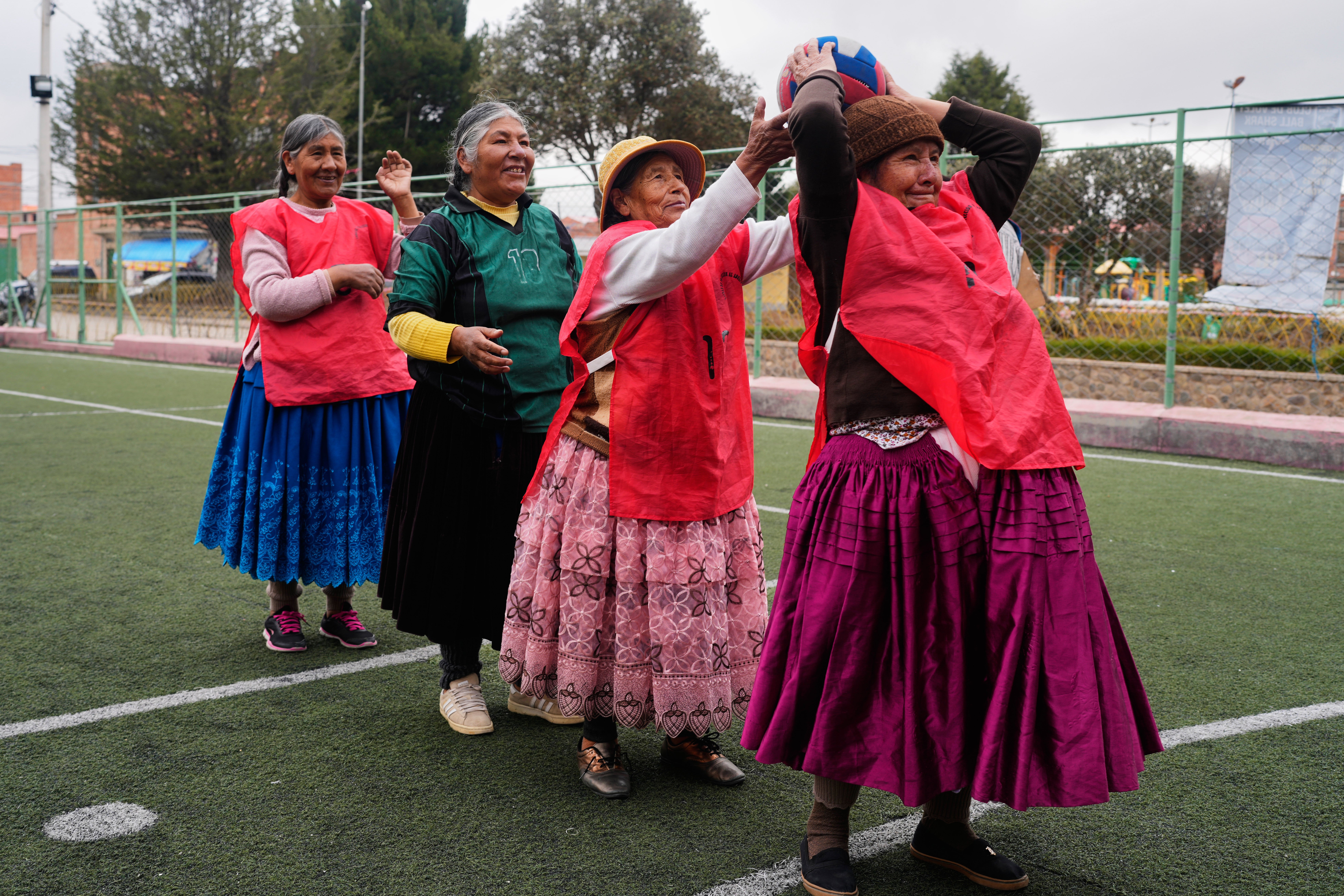 BOLIVIA-ABUELAS BALONMANO