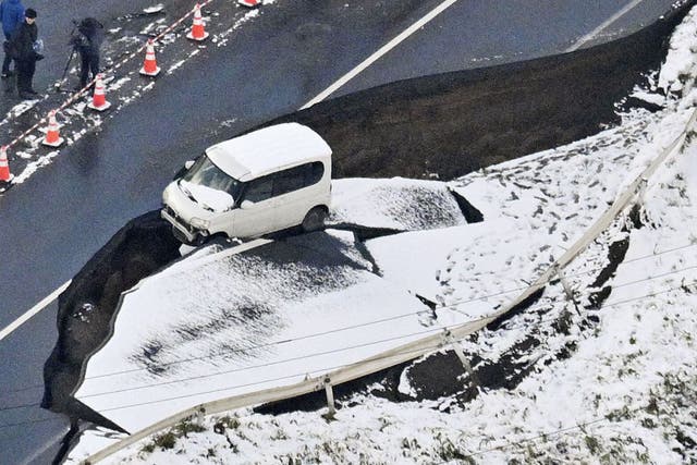<p>Esta foto aérea muestra un vehículo en una carretera dañada en la ciudad de Tohoku, prefectura de Aomori, norte de Japón, el martes 9 de diciembre de 2025, tras un fuerte terremoto</p>