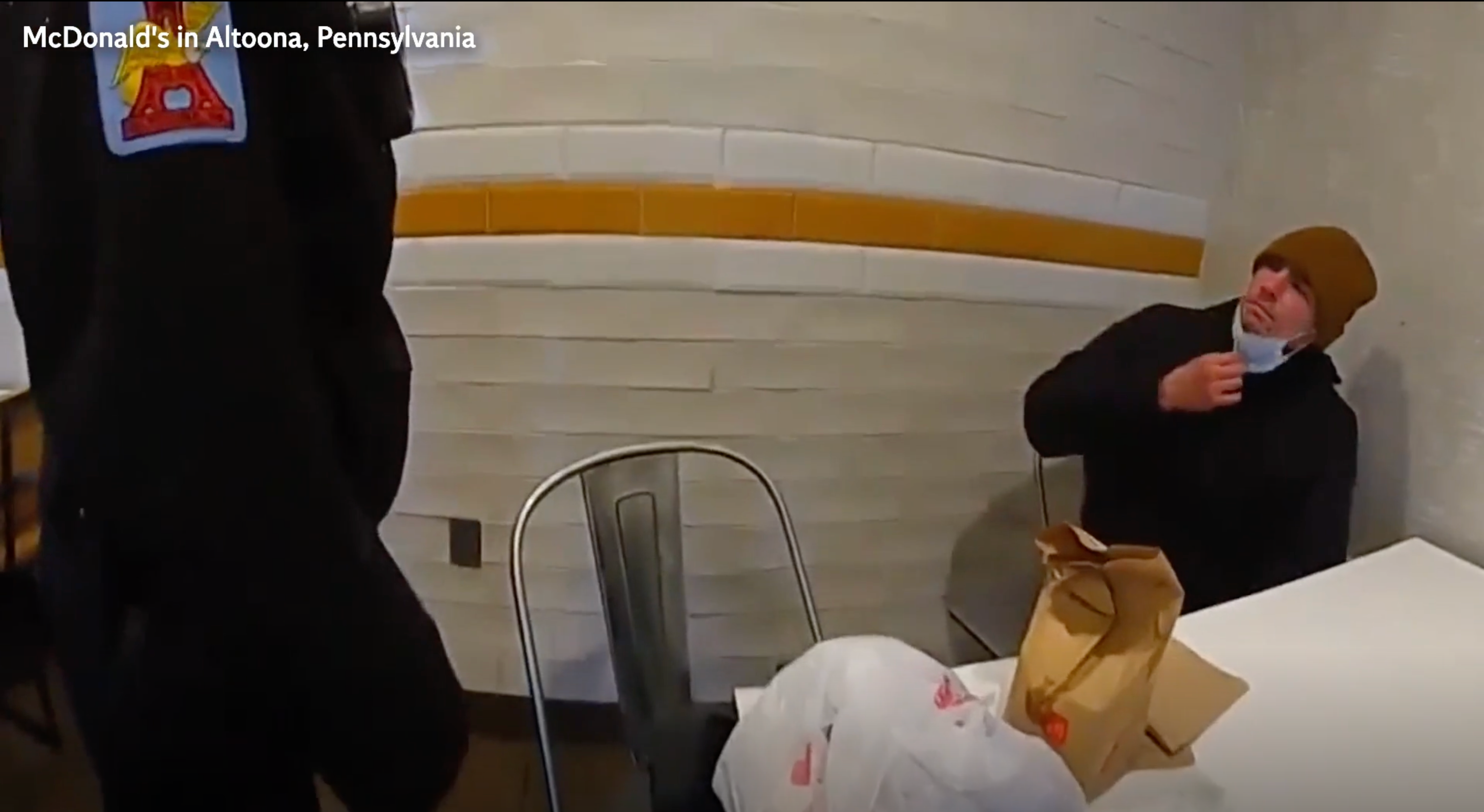 Momento en que la policía confrontó a Luigi Mangione en un McDonald’s de Pensilvania