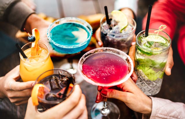 <p>Entre brindis y celebraciones: cómo evitar los excesos de alcohol  </p>