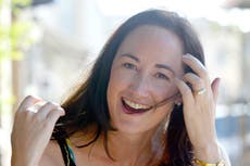 Sophie Kinsella, autora de los exitosos libros de "Shopaholic", muere a los 55 años