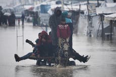Palestinos en Gaza sufren frío en medio de tormenta invernal