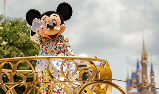 <p>Disney invertirá USD 1.000 millones en la empresa de inteligencia artificial OpenAI, y permitirá que personajes tan queridos como Mickey Mouse aparezcan en videos generados por los usuarios.</p>