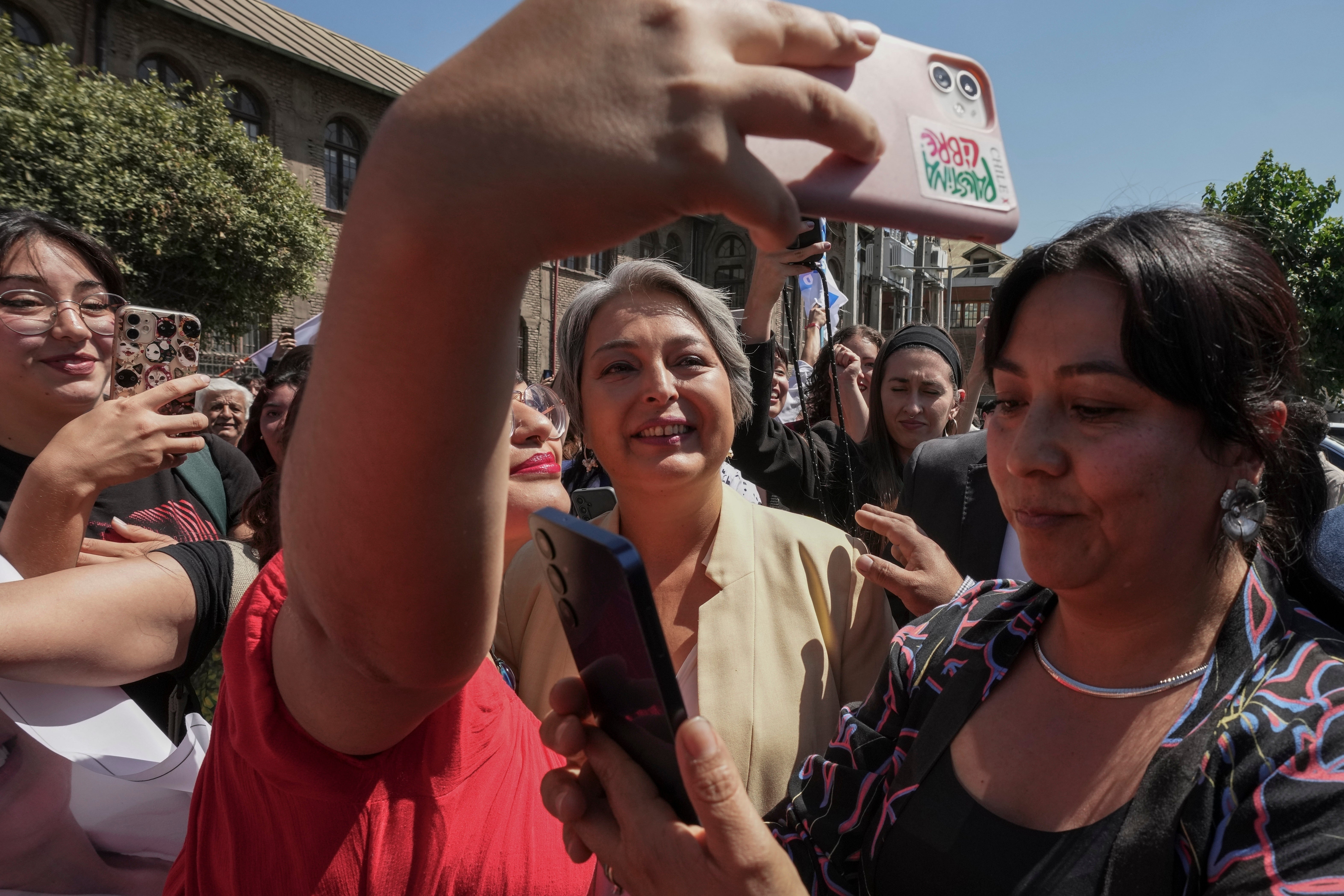 Jeannette Jara, la carta del oficialismo que busca frenar a la ultraderecha en Chile