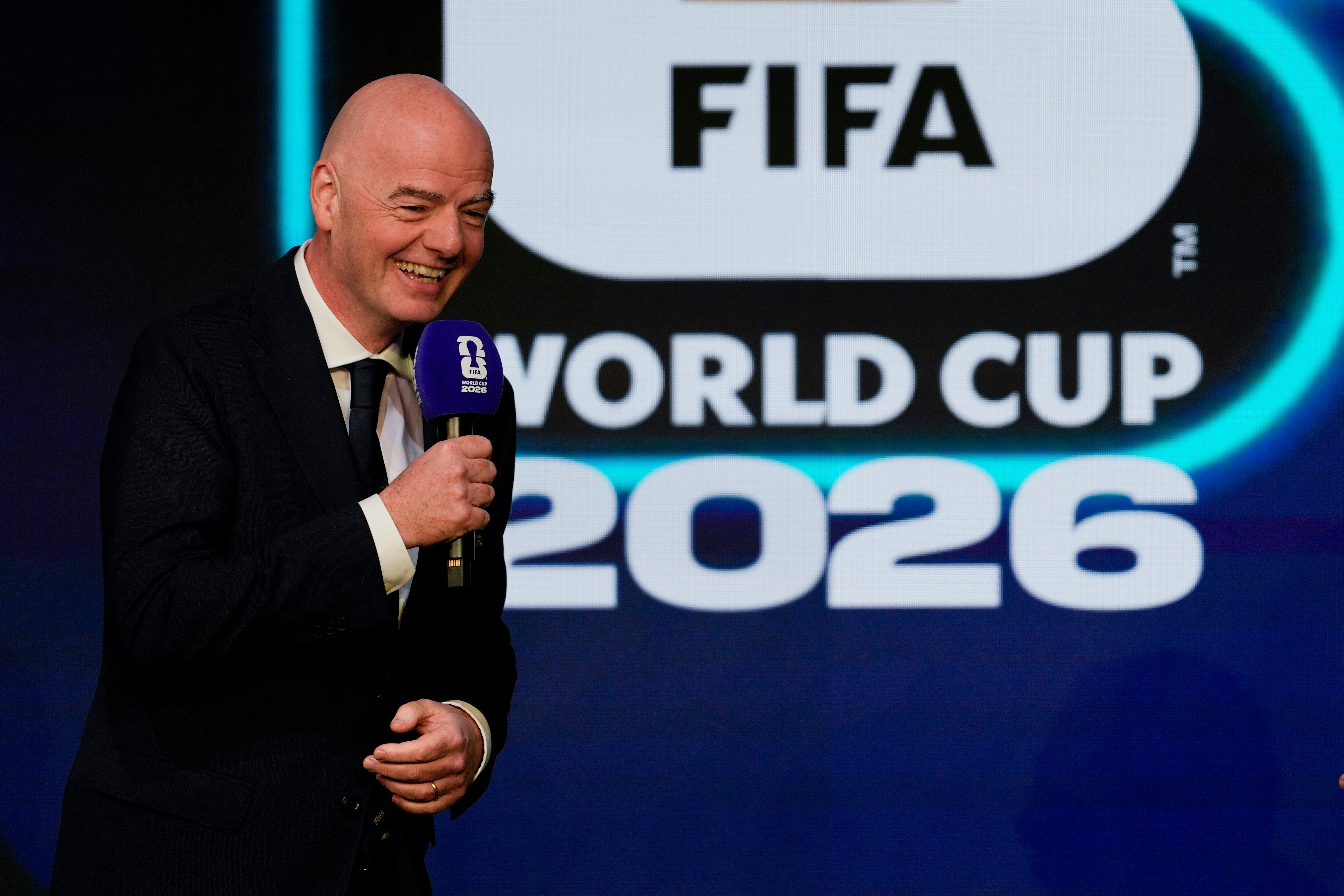 El presidente de la FIFA habla durante la presentación del calendario de partidos del Mundial de fútbol 2026, en Washington, el 6 de diciembre de 2025. A través de su Programa de Subvenciones para el Mundial, la FIFA ha destinado 625 millones de dólares a las ciudades sede para inversiones en seguridad antes del evento