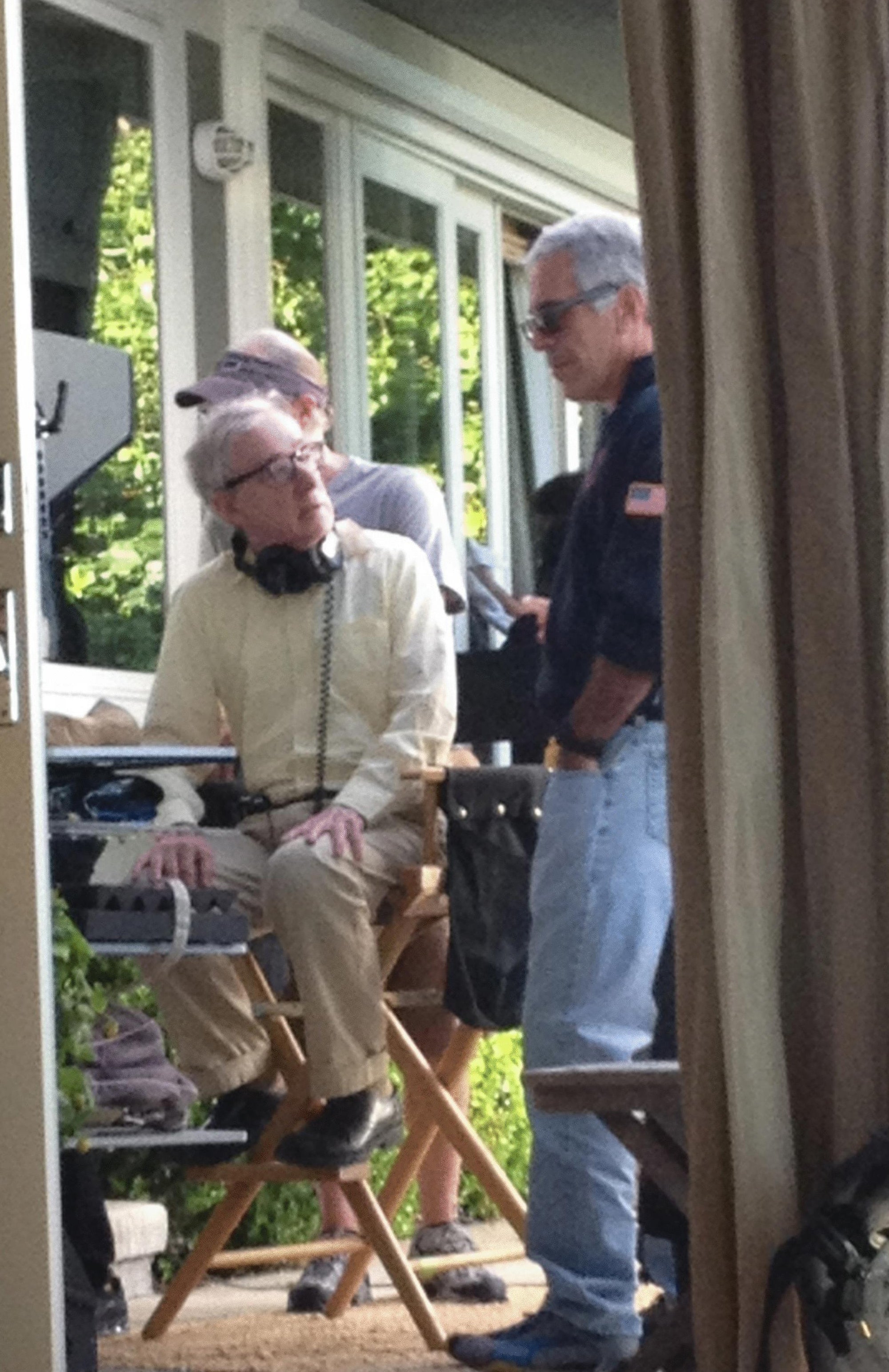 Se vio a Woody Allen en una silla de director hablando con Jeffrey Epstein