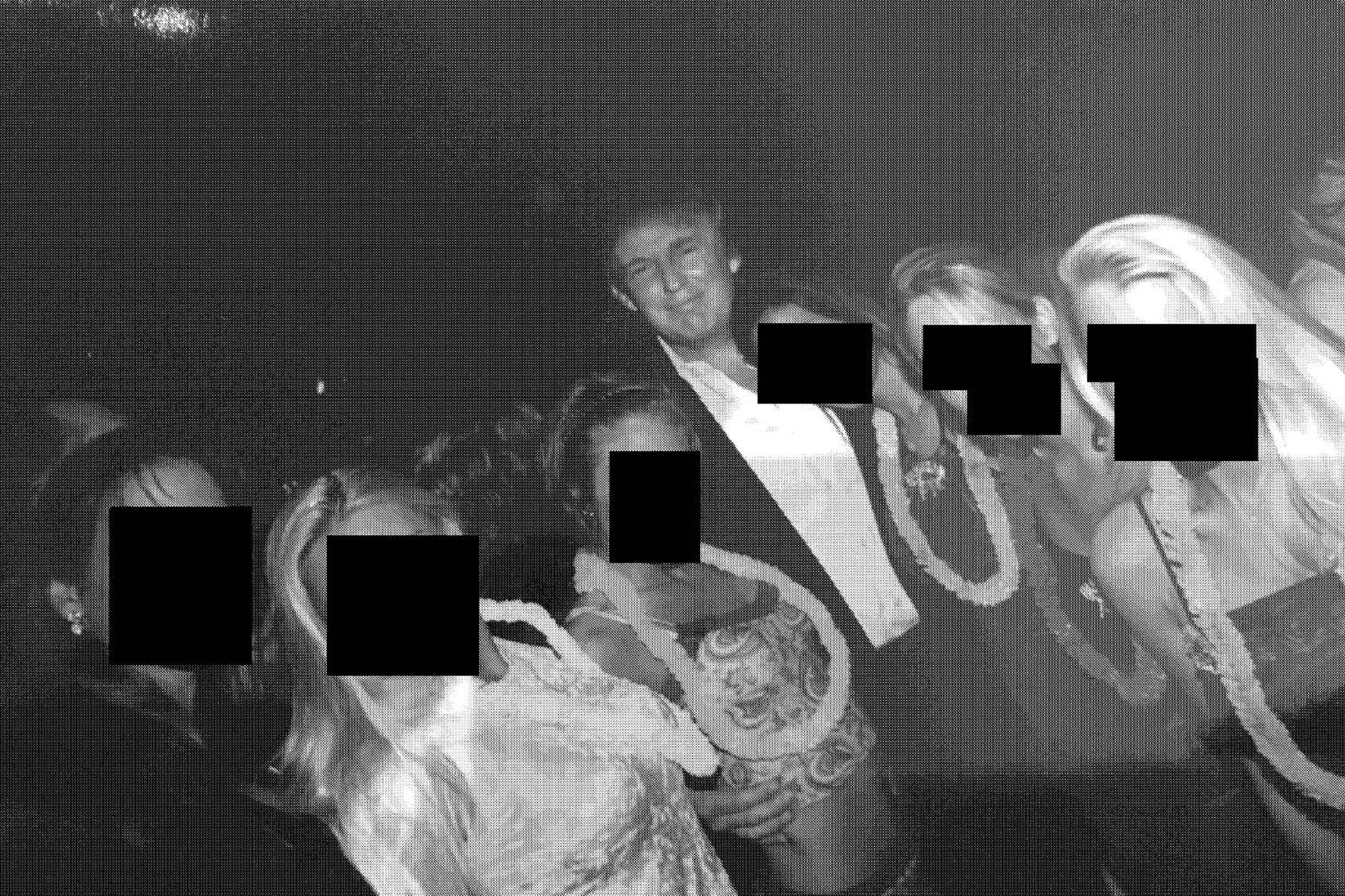 El Comité de Supervisión de la Cámara de Representantes difundió una foto de Trump rodeado por cinco mujeres
