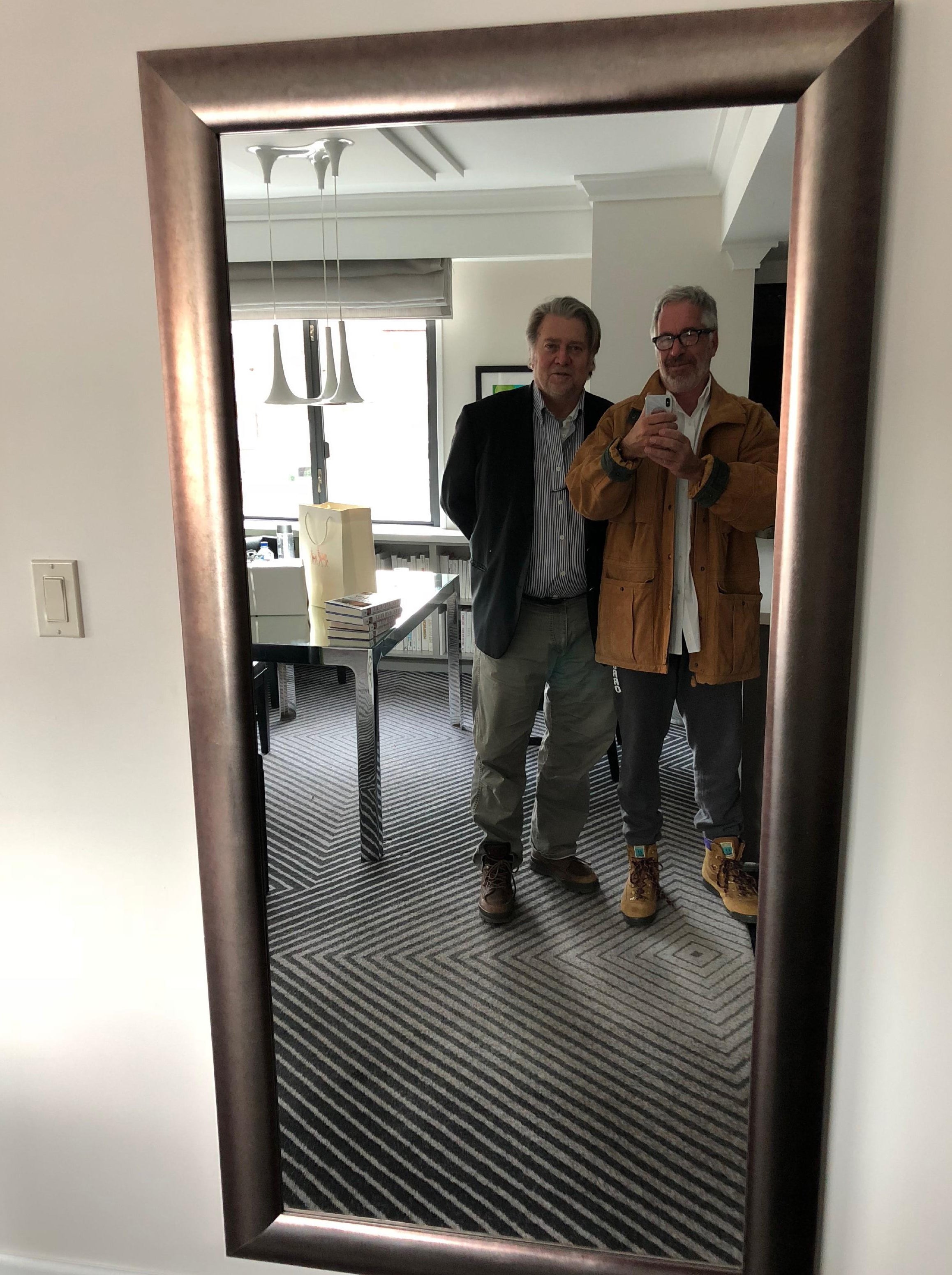 Woody Allen y Steve Bannon aparecen juntos en una foto sin fecha publicada el viernes