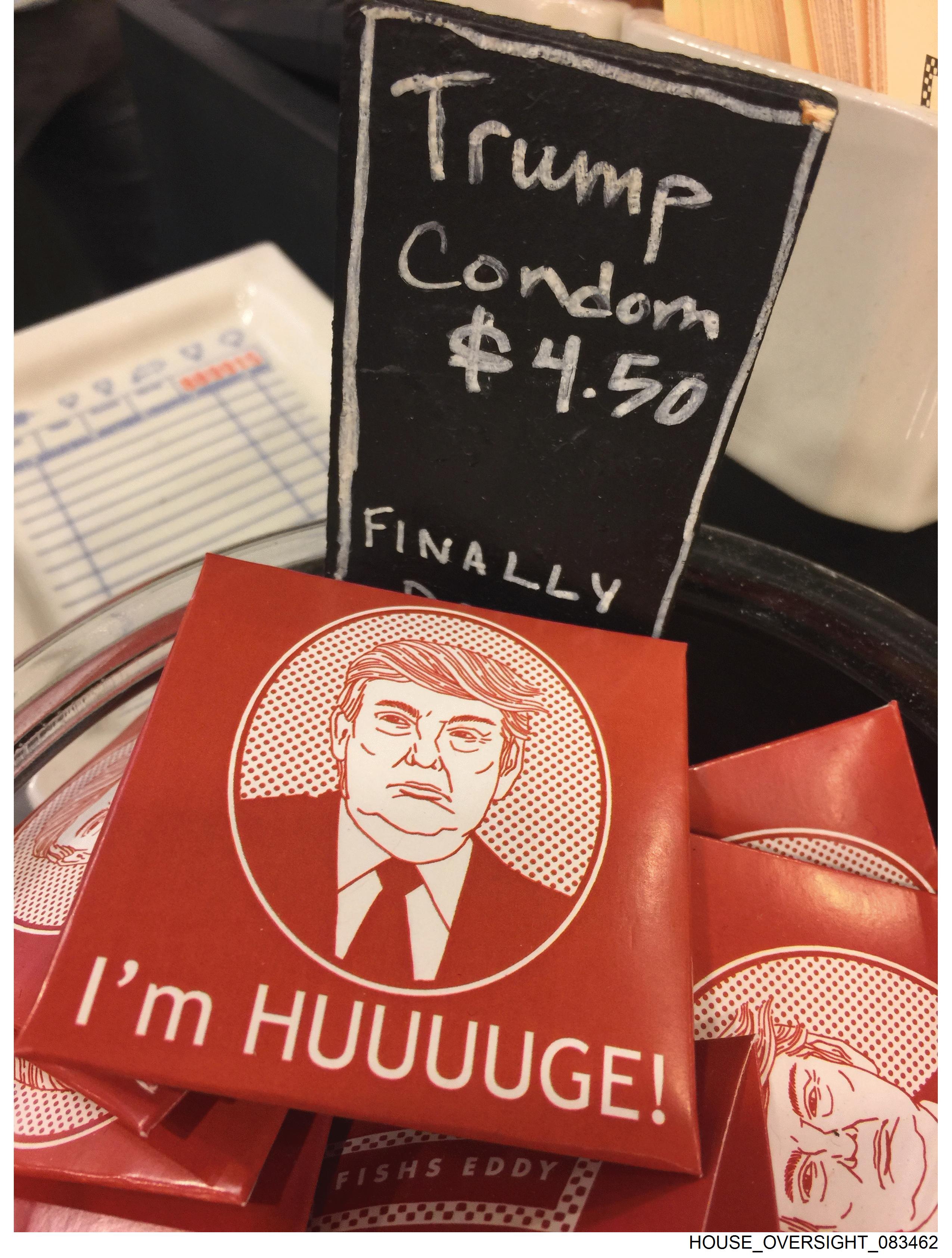 Otra imagen publicada por el comité mostraba una caja llena de condones novedosos de Trump