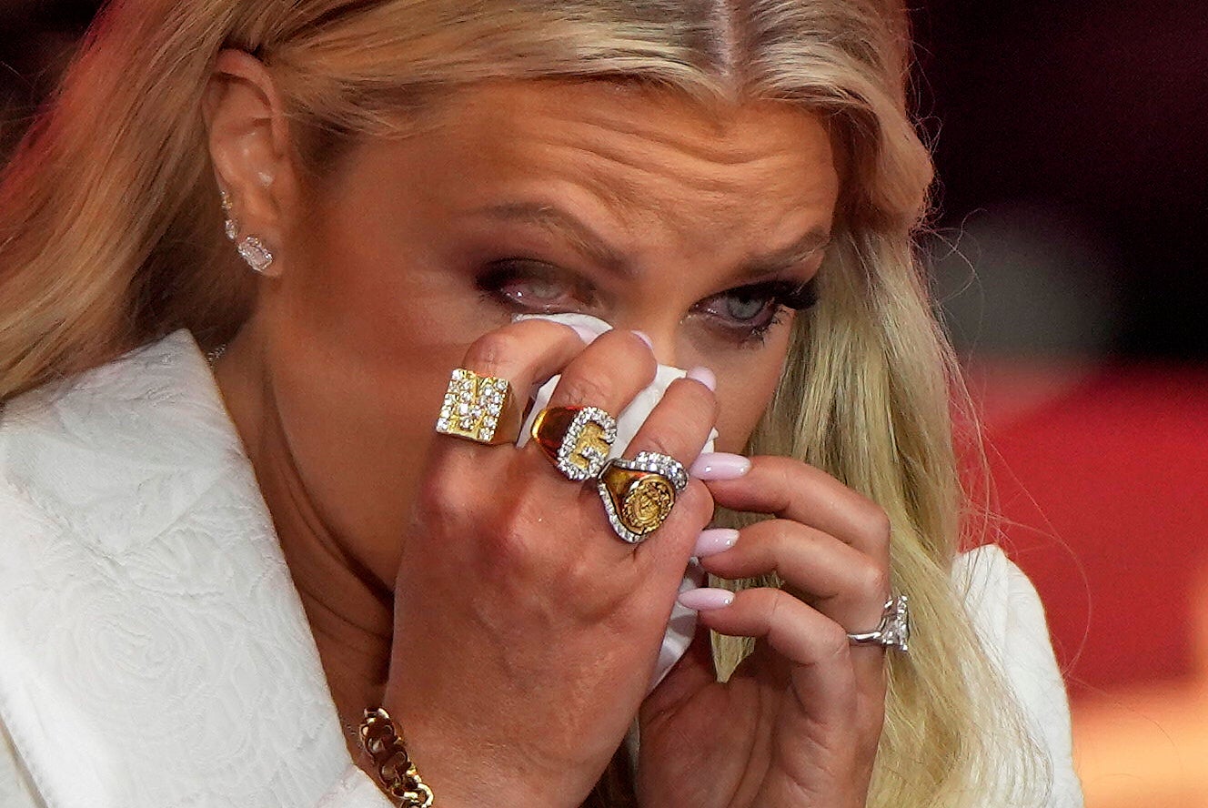 Erika Kirk estuvo estos últimos días en todos los canales de televisión hablando de su difunto marido al tiempo que rebatía las conspiraciones sobre su muerte