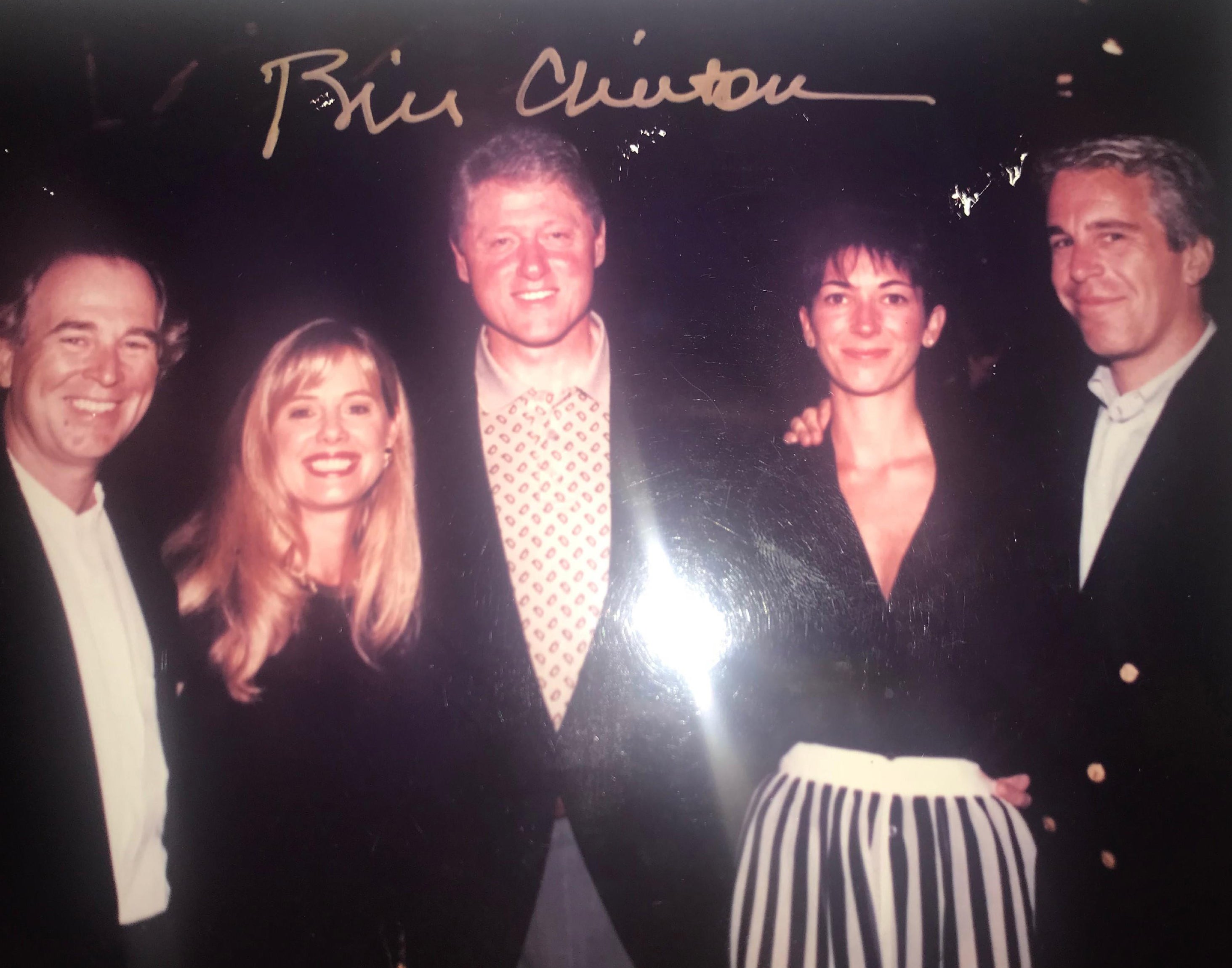 El expresidente Bill Clinton fue fotografiado del brazo con Ghislaine Maxwell y Epstein