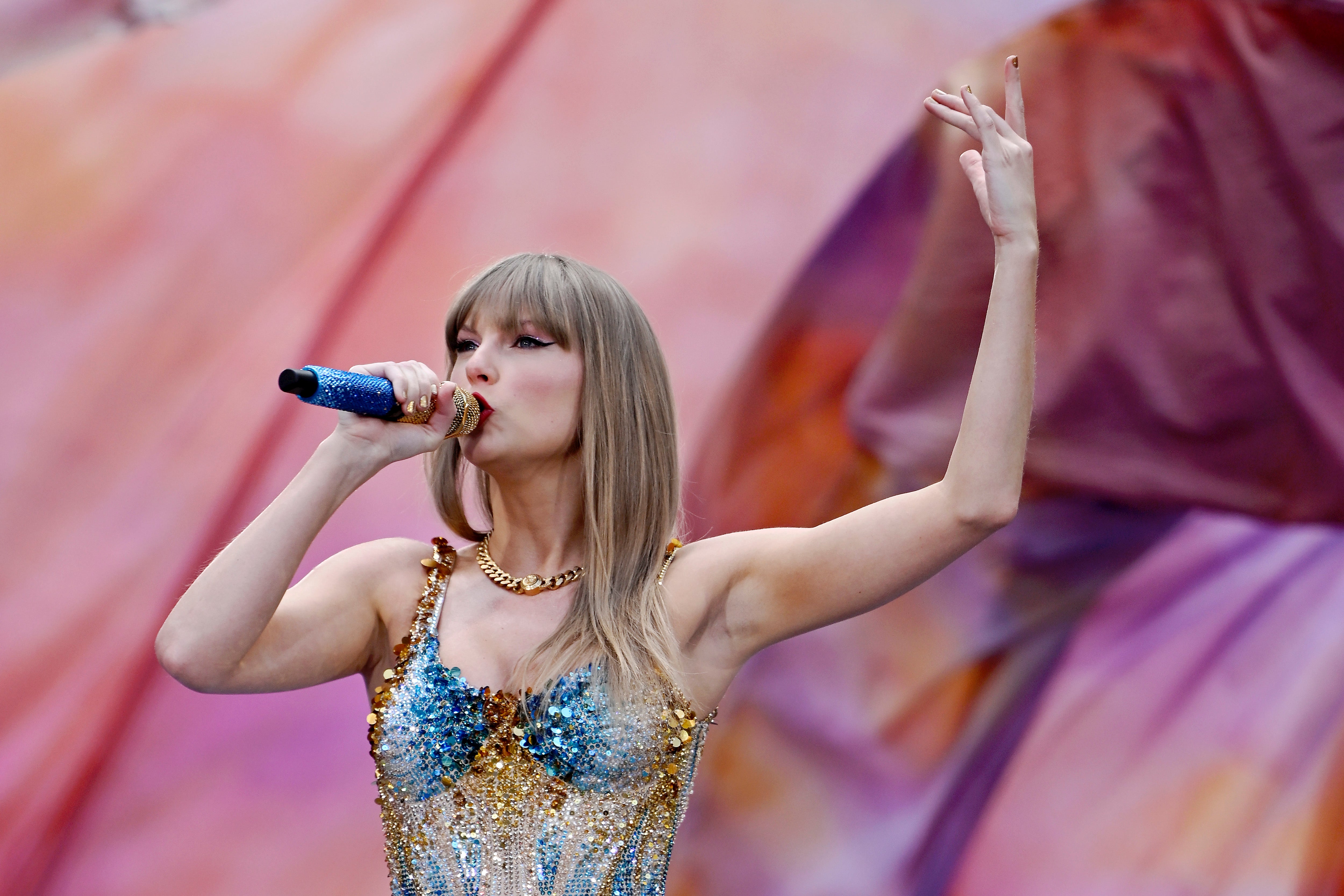 Taylor Swift repartió 197 millones de dólares en bonos entre su equipo a lo largo de la gira Eras Tour