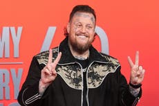 Se siente bien ser Jelly Roll, y ahora está listo para ganar un Grammy.