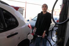 Irán aumenta los precios de la gasolina por primera vez desde las mortales protestas de 2019