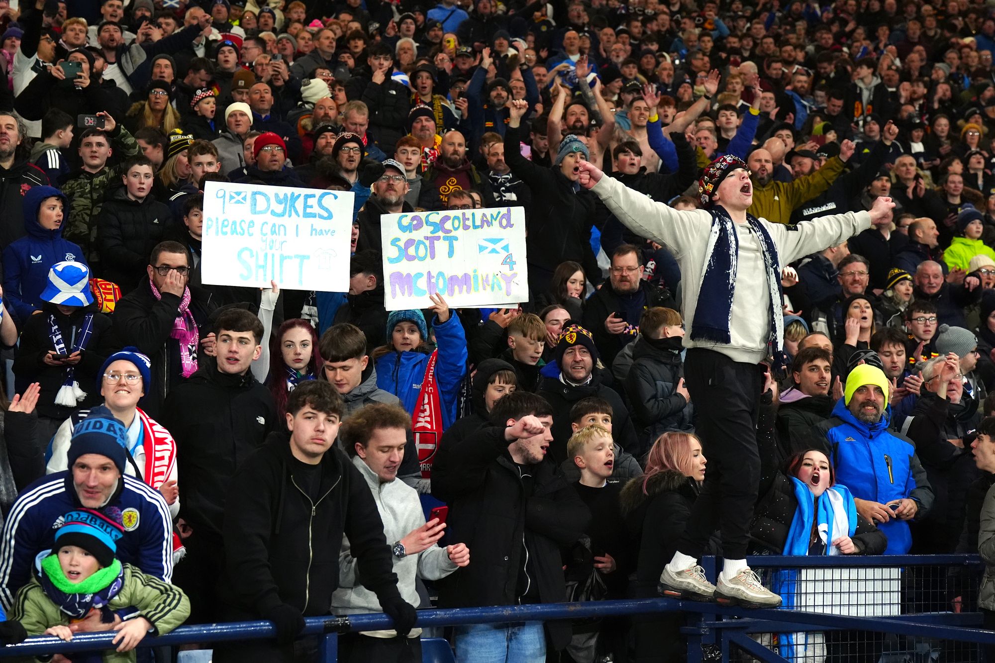 Aficionados de Escocia celebran la clasificación al Mundial de 2026 tras vencer 4-2 a Dinamarca en su último partido de eliminatorias en Hampden Park, en Glasgow. El Mundial de 2026 se disputará en Estados Unidos, Canadá y México, y contará con la participación de 48 selecciones