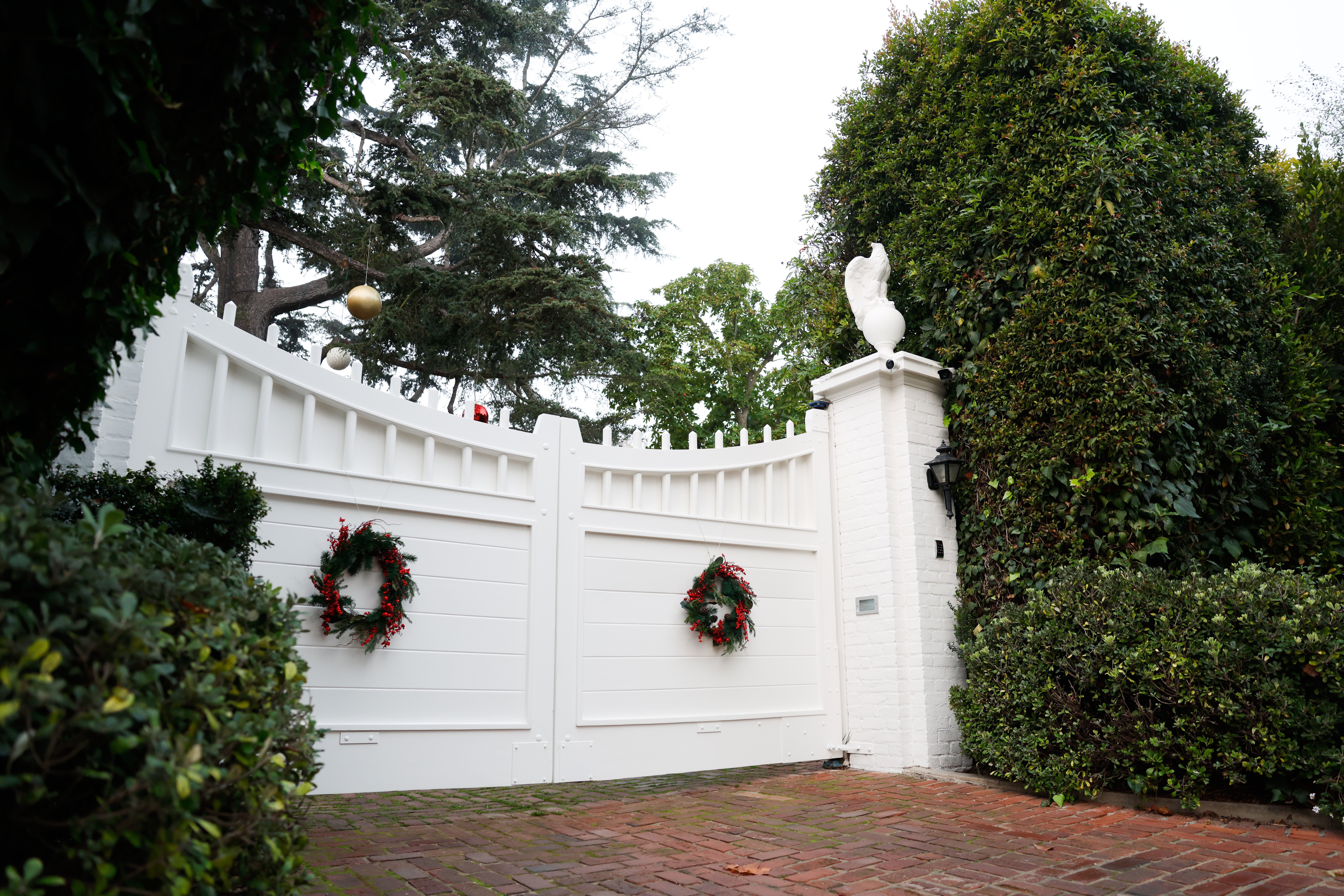 El lunes se muestra la entrada a la residencia de Rob Reiner. Los agentes retiraron la cinta policial cerca de la casa y anunciaron que reabrirían la calle