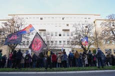 Fiscales de Serbia acusan a ministro y otros por proyecto vinculado a Kushner