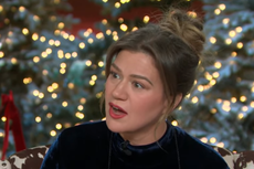 Disputa entre Kelly Clarkson y juguetería se intensifica tras declaraciones del dueño