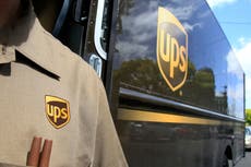 Demanda acusa a UPS de no pagar salarios completos a trabajadores temporales