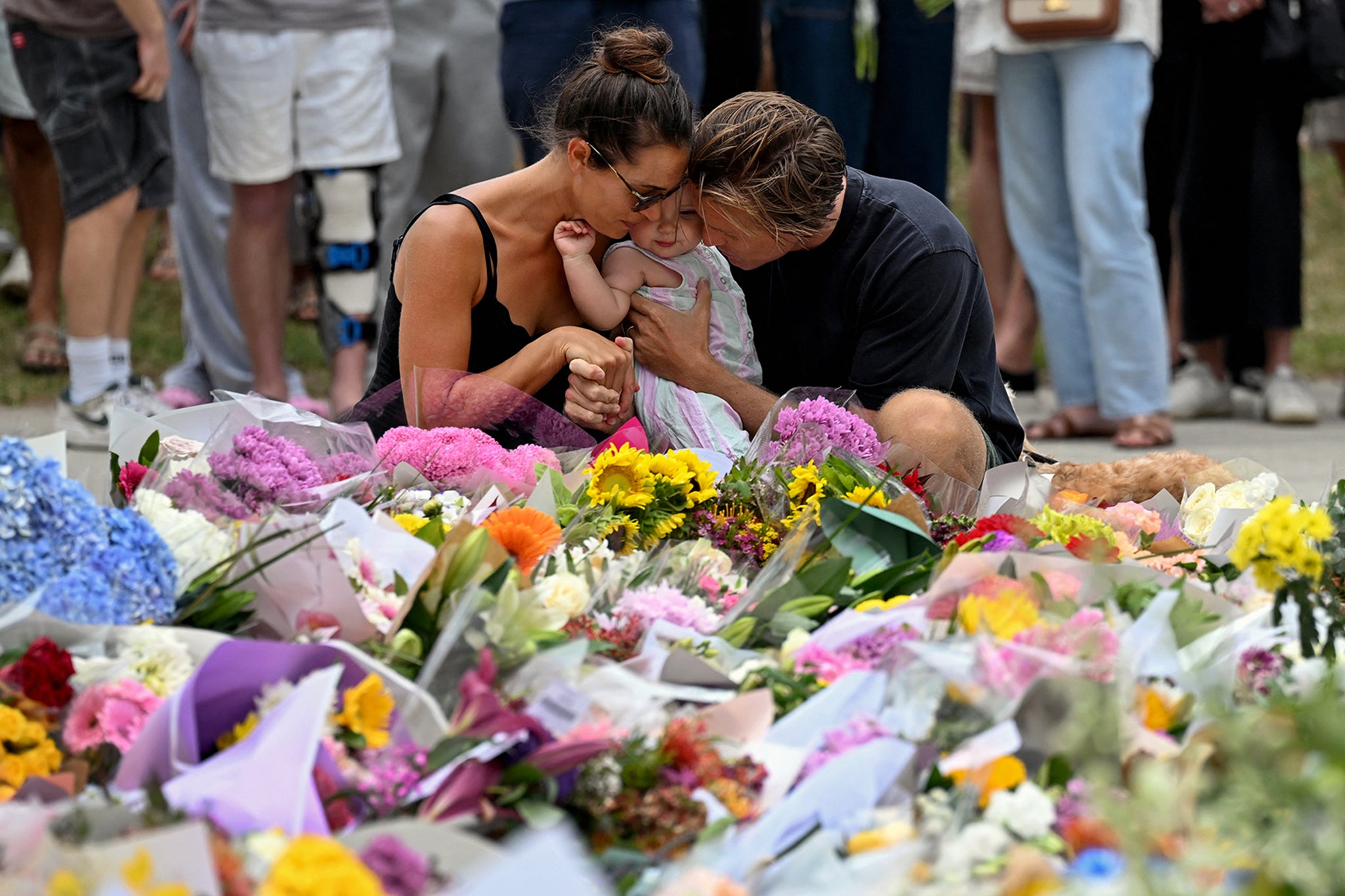 Personas expresan su dolor en Bondi Beach, donde ocurrió el ataque