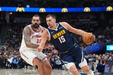 Nikola Jokic llega a 12 triples doble en la temporada y lleva a Nuggets a vencer 128-125 a Rockets
