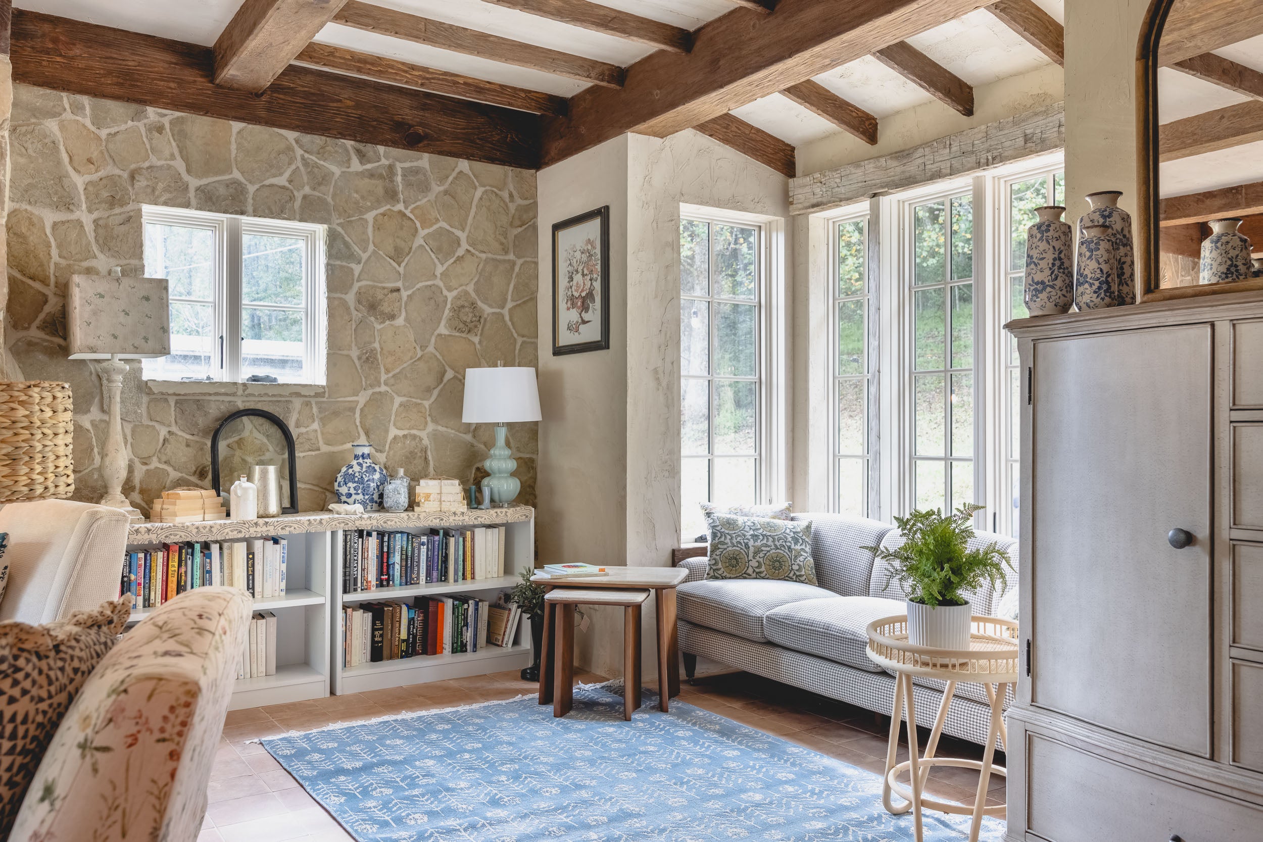 Small trabajó junto a un diseñador arquitectónico. Ambos vieron la comedia romántica de 2006 “mil veces” para replicar hasta el último detalle