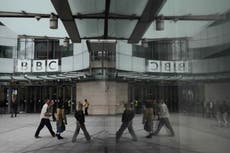 Amada y criticada, la BBC enfrenta demanda de Trump por 10.000 millones de dólares