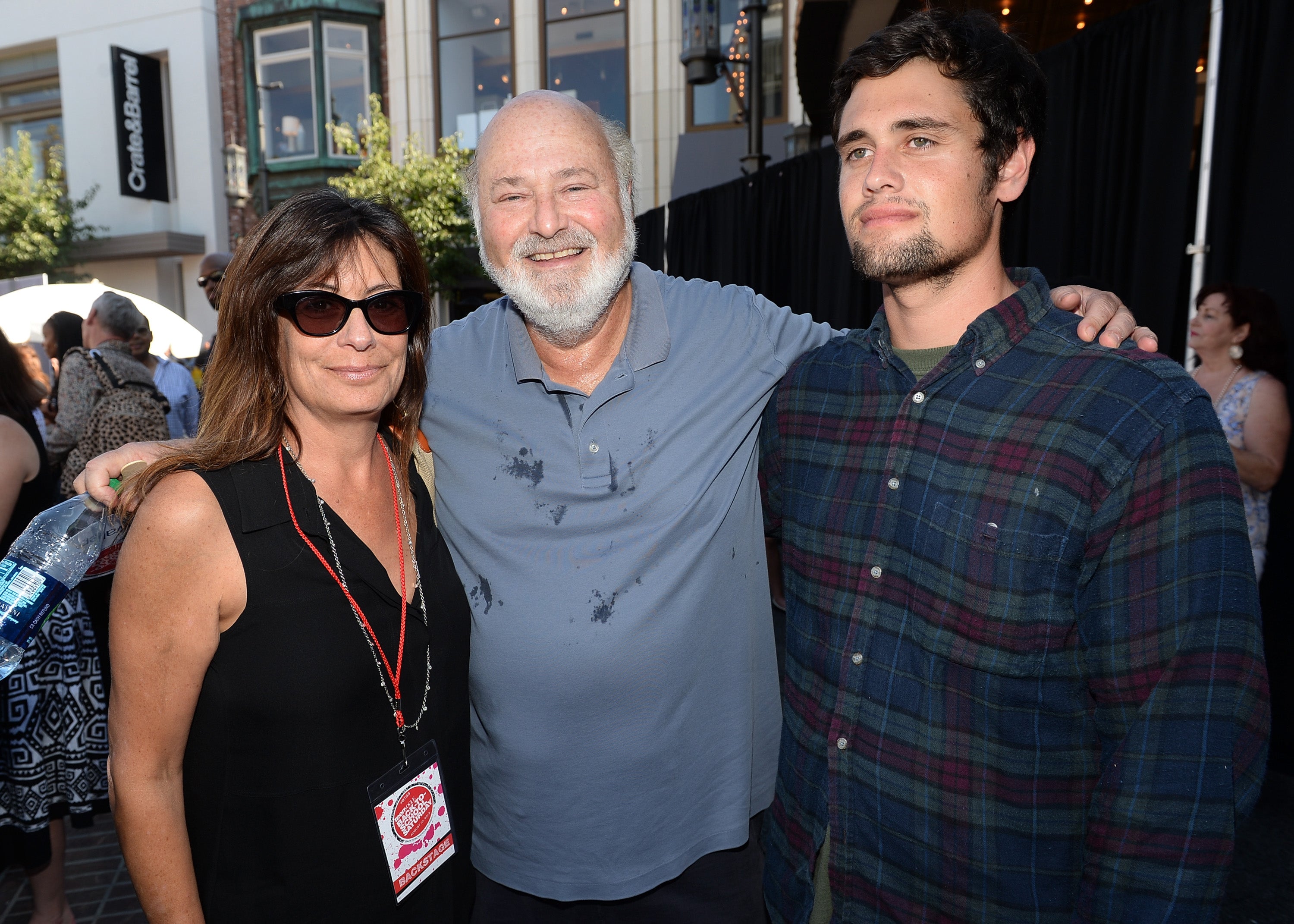 Michele Reiner y Rob Reiner posan con su hijo, Nick Reiner. Los fiscales anunciaron que acusarán a Reiner de dos cargos de asesinato en primer grado