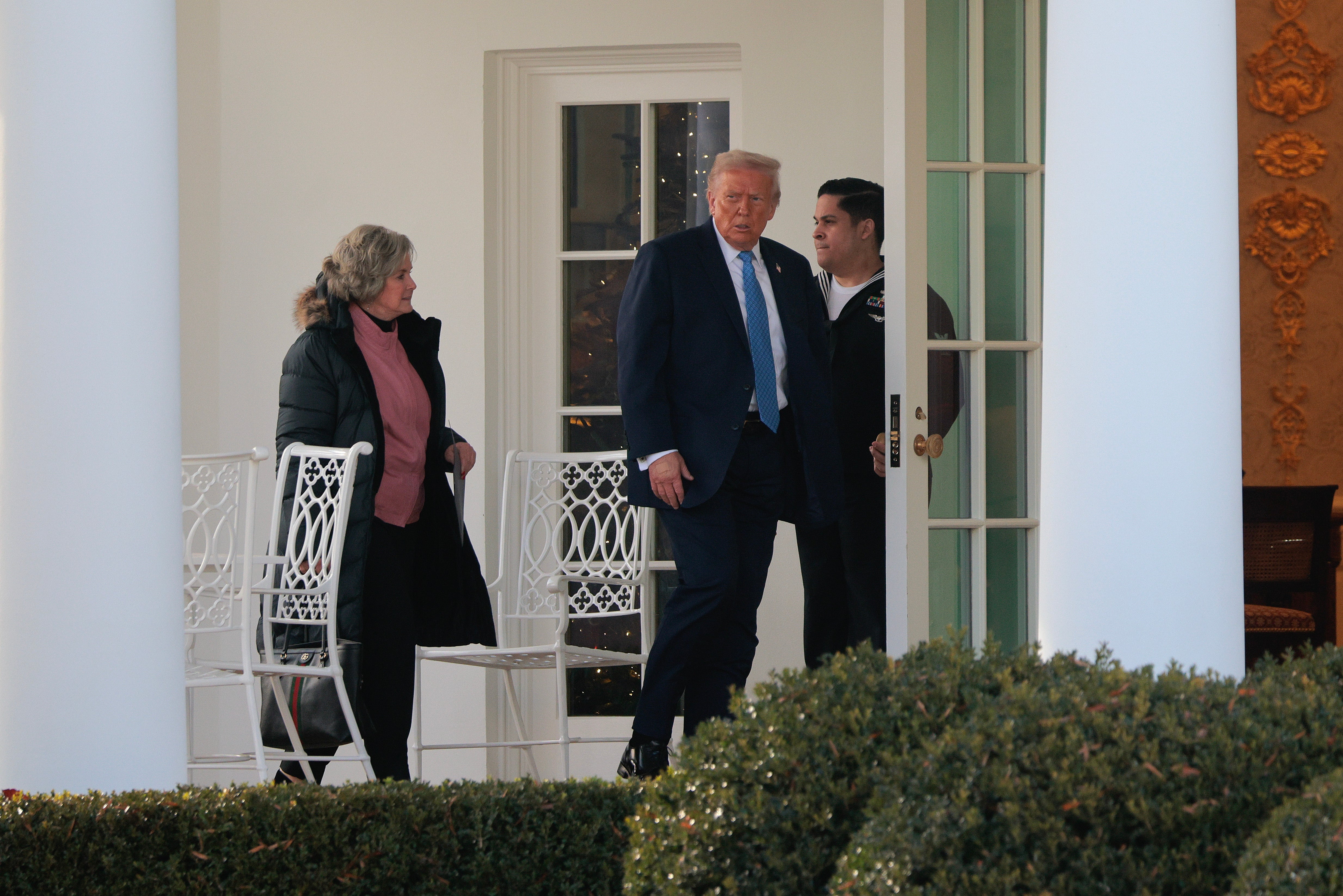 En entrevistas con la revista, Wiles criticó la gestión de Pam Bondi de los expedientes Epstein, aseguró que la transferencia de prisión de Ghislaine Maxwell tomó por sorpresa a la administración y admitió que el presidente ha buscado retribución dirigiendo juicios políticamente cargados de sus enemigos