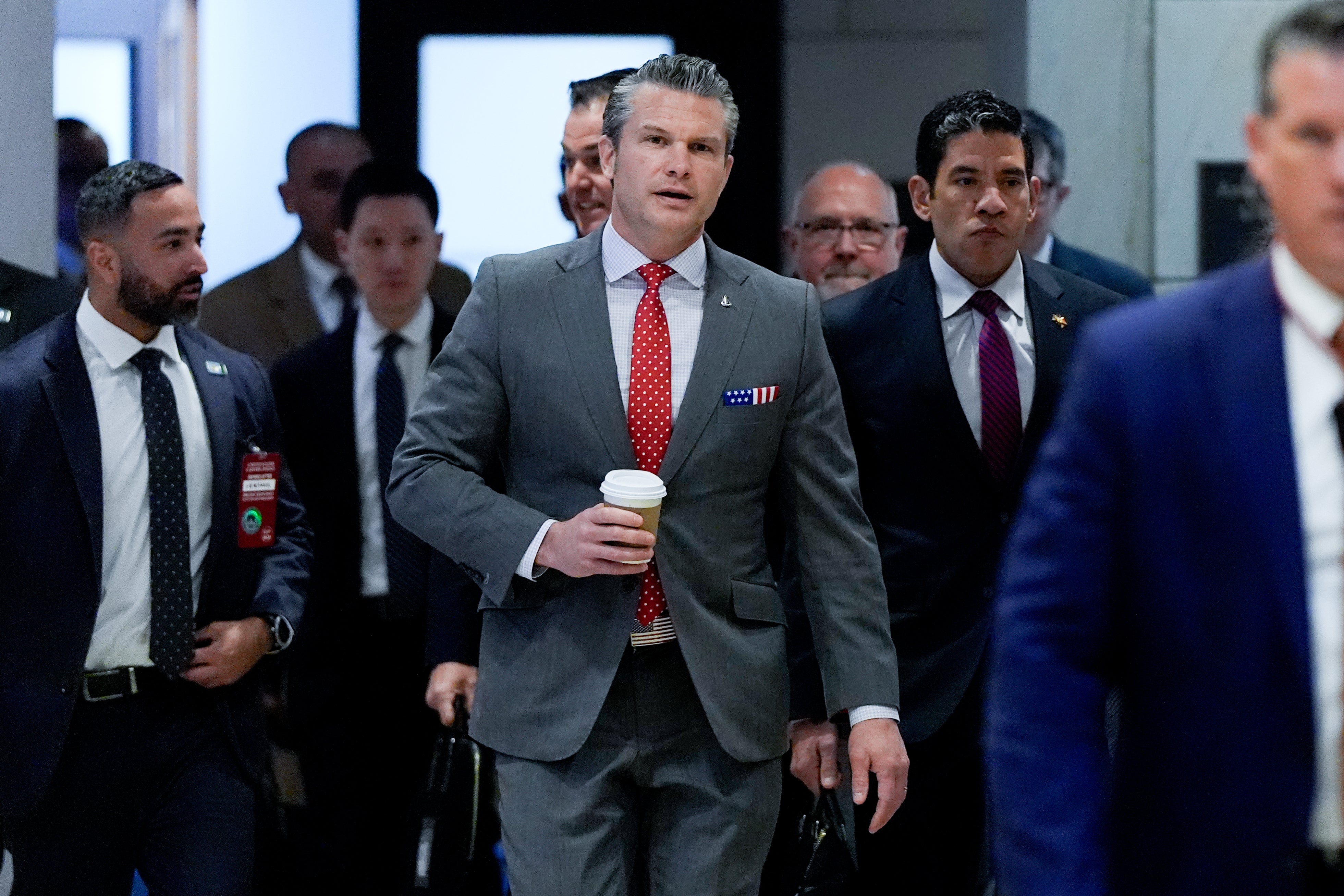 Hegseth dice que no difundirá video de ataque a bote donde murieron 2 sobrevivientes en el Caribe