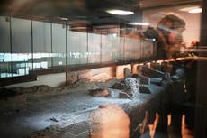 Roma inaugura estación de metro debajo del Coliseo, con exhibiciones de artefactos antiguos