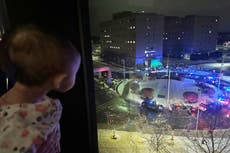 Una tradición nocturna lleva luz y esperanza a niños en un hospital de Michigan