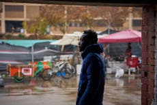 La policía española desaloja a cientos de migrantes de un edificio ocupado considerado peligroso