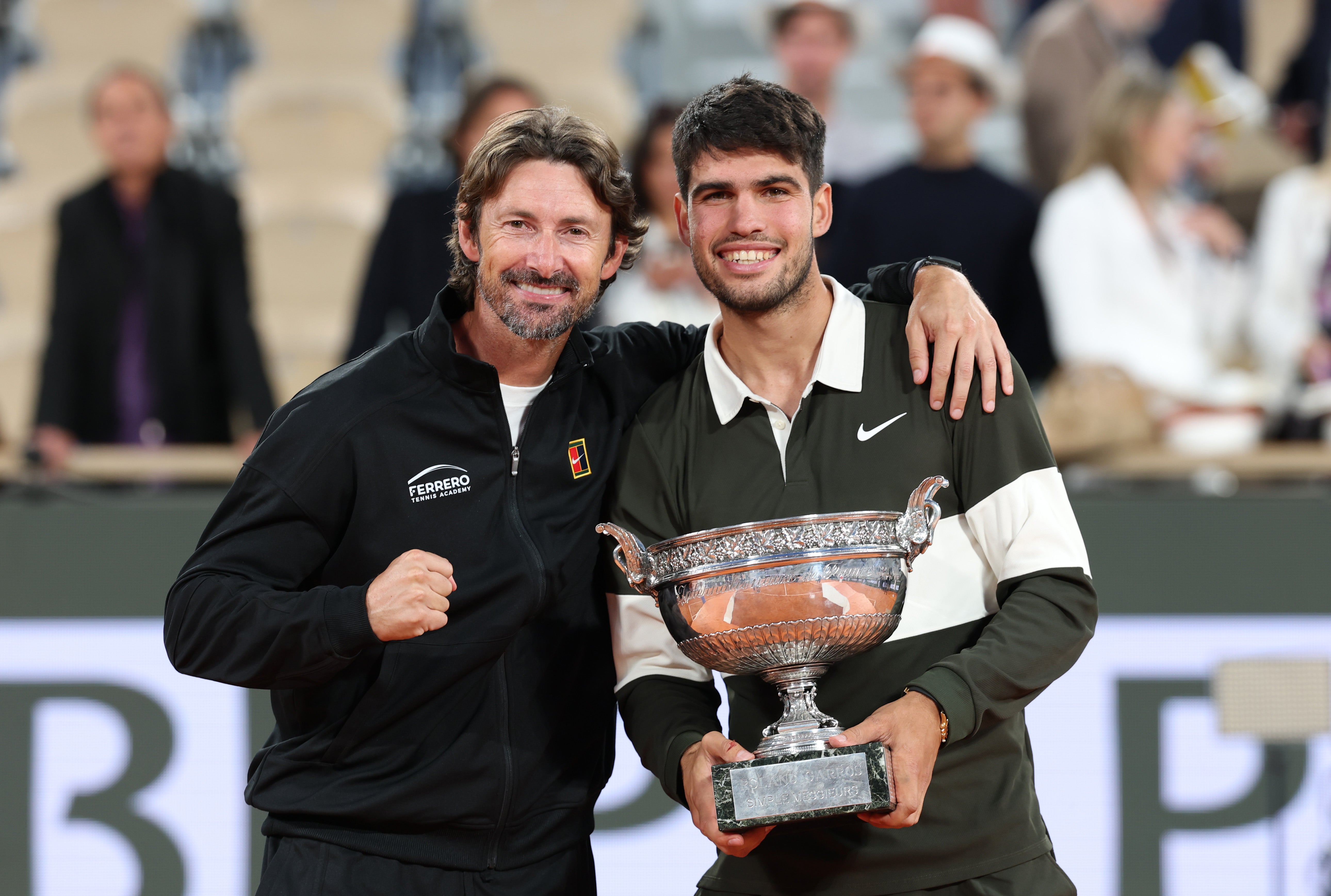 Carlos Alcaraz y Juan Carlos Ferrero celebran su victoria en el Abierto de Francia