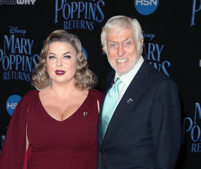 <p>La mujer de Dick Van Dyke dice que la acosa un hombre en Malibú</p>