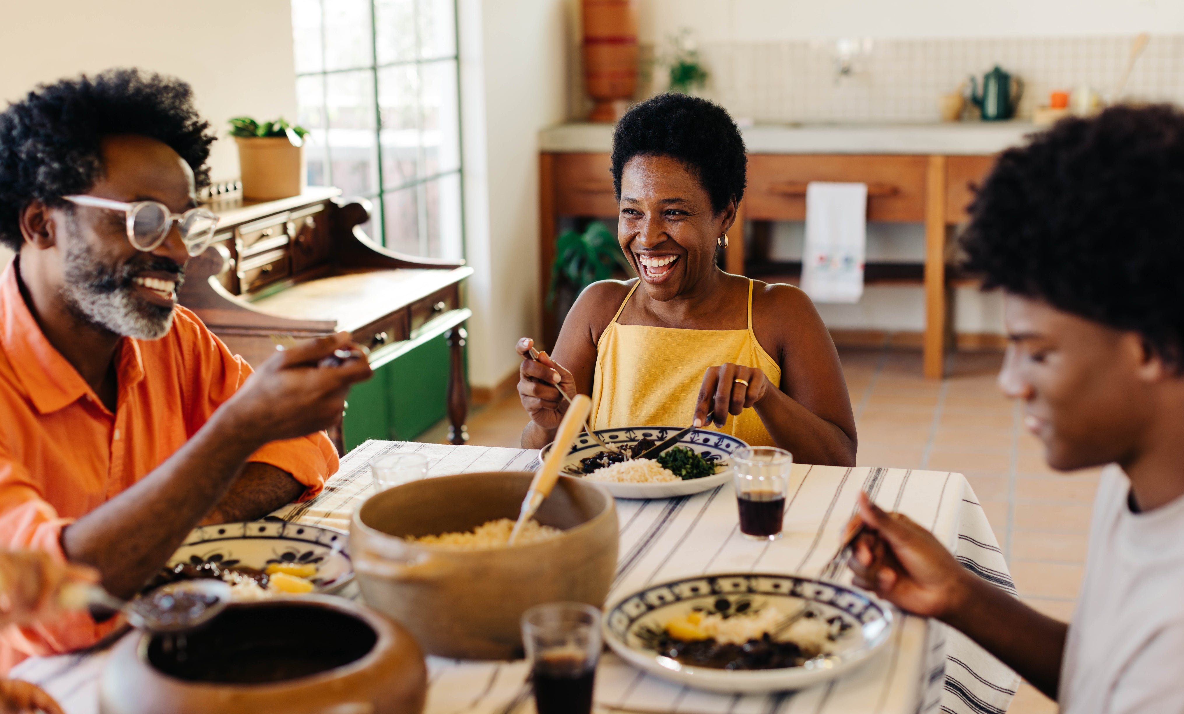 <p>La gripe aviar vuelve a afectar granjas en EE. UU. y amenaza el suministro de huevos. Sin embargo, los frijoles negros y otras fuentes pueden ofrecer más proteína que un huevo.</p>