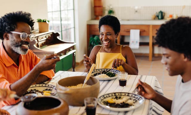 <p>La gripe aviar vuelve a afectar granjas en EE. UU. y amenaza el suministro de huevos. Sin embargo, los frijoles negros y otras fuentes pueden ofrecer más proteína que un huevo.</p>