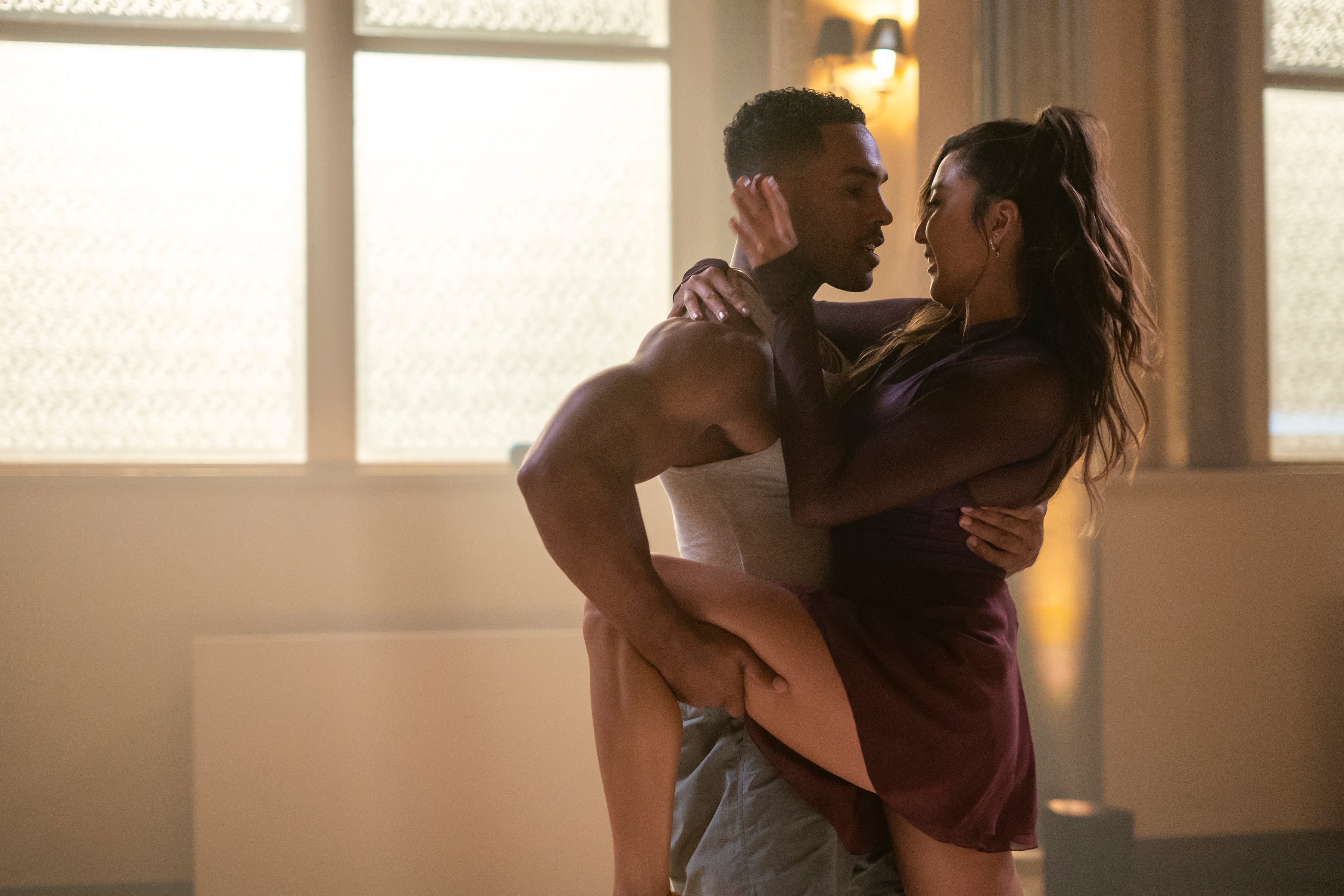 Triángulo amoroso: Alfie, el personaje de Lucien Laviscount, y Mindy, interpretada por Ashley Park, mantienen una relación secreta a espaldas de Emily