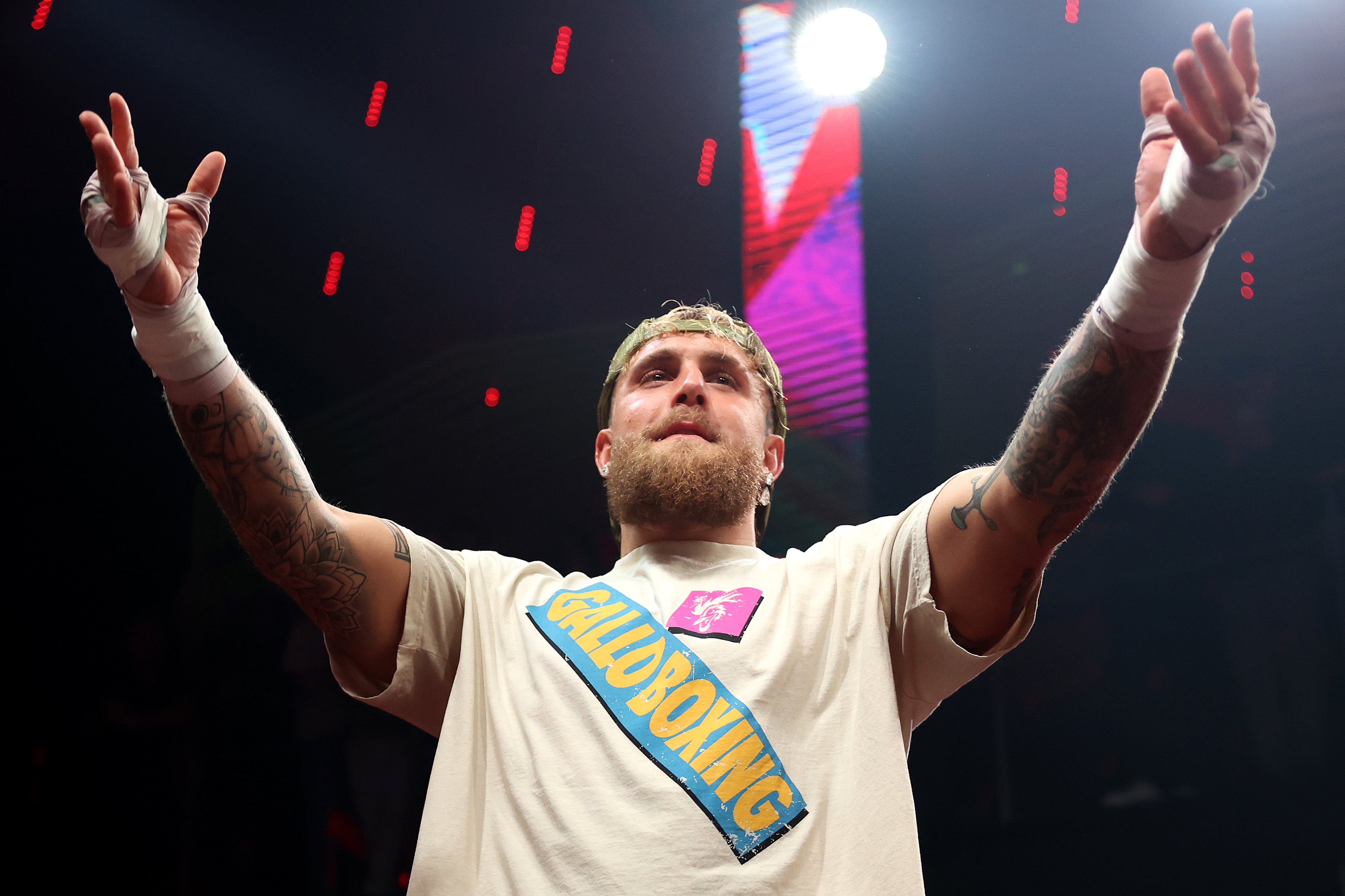 Jake Paul se ejercita durante la exhibición y entrenamiento abierto de cara a su pelea con Anthony Joshua