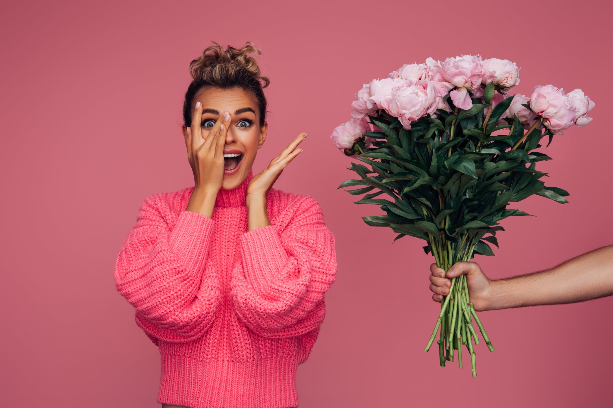 Miley Cyrus puede habernos enseñado a comprarnos nuestras propias flores, pero las novias de los hombres “atentos” nunca tendrán que hacerlo