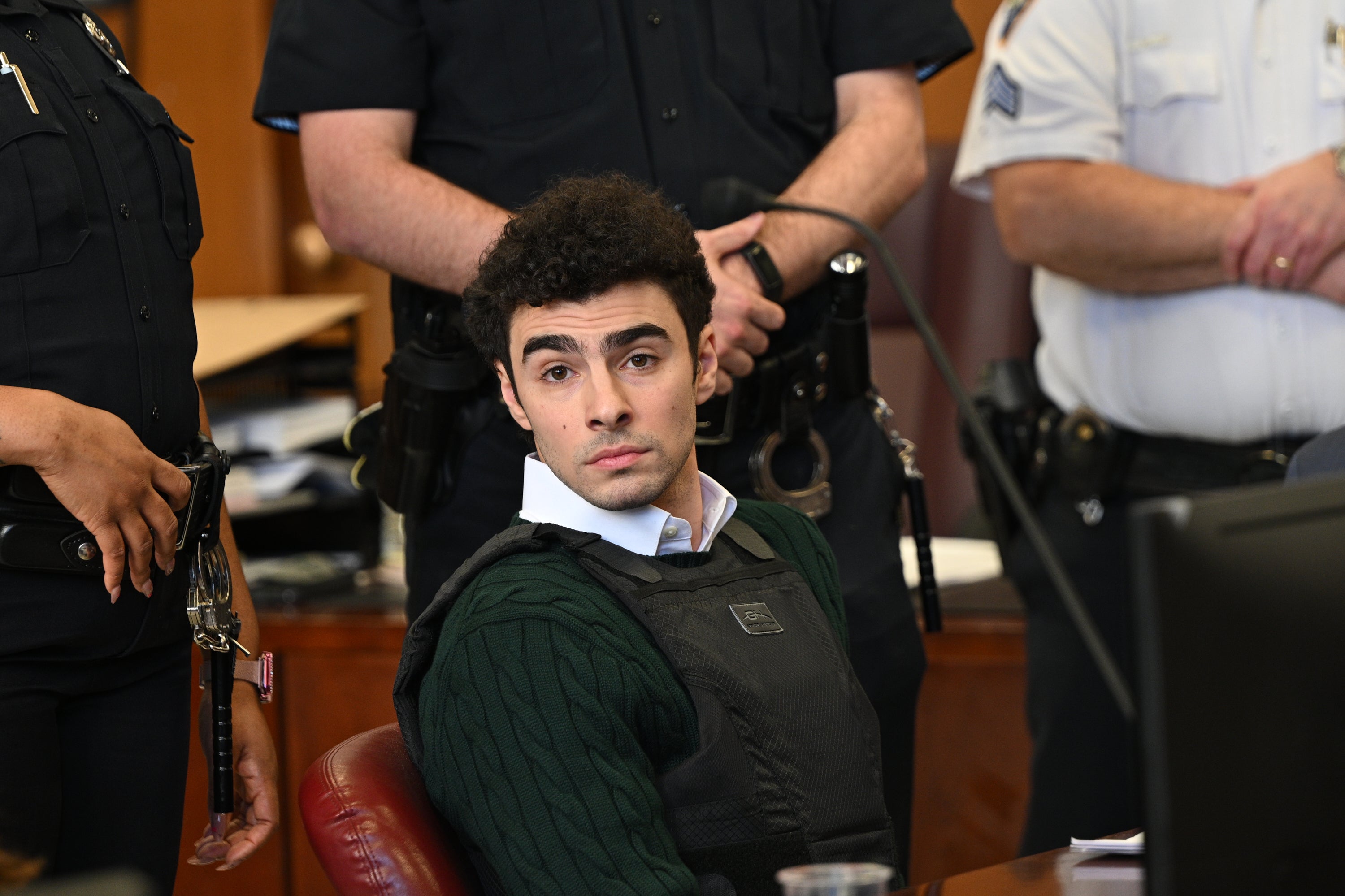 El juez pospone el fallo sobre el caso de Luigi Mangione y el arma en su mochila
